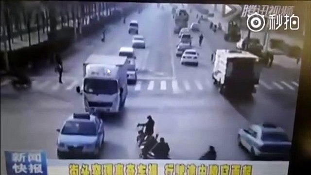 Des voitures volent et se retournent sans raison en pleine route