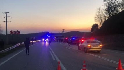 Son dakika haberi: Otomobil ile yolcu otobüsü çarpıştı: 3 ölü, 11 yaralı (2)