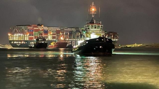 Süveyş Kanalı'nda karaya oturan konteyner gemisi kurtarma çalışmalarında 30 metre hareket ettirildi