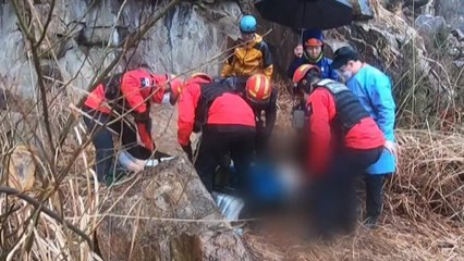 암벽등반 중 추락한 40대 중상..."낙석이 줄 끊어" / YTN