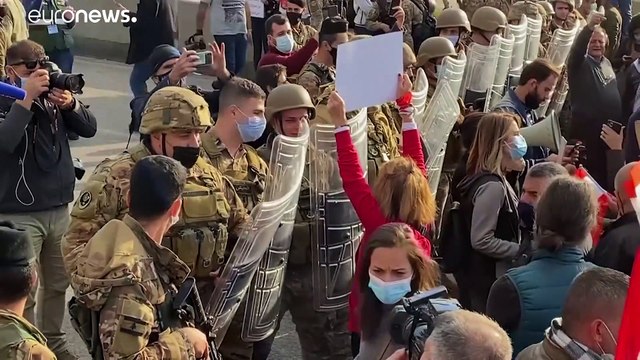 لبنان إلى مزيد من الاحتقان.. اشتباكات في بيروت ودعوات لاستقالة عون والحريري