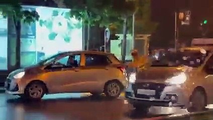 Anh cảnh sát tốt bụng đẩy xe ô tô chết máy trên đường