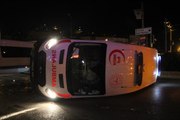 İzmir'de otomobille çarpışan ambulans devrildi: 1 yaralı
