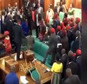 Meclis birbirine girdi, sandalyeler havada uçuştu