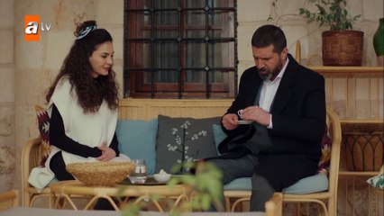 Mahfuz, Reyyan'a ailesini anlatıyor - Hercai 64. Bölüm