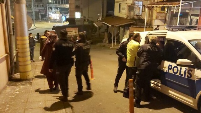 Takip ettiği kocasını bir kadının evinde yakalayınca ortalığı birbirine kattı