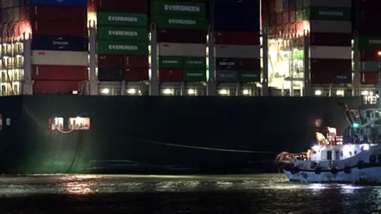 Canal do Suez permanece bloqueado