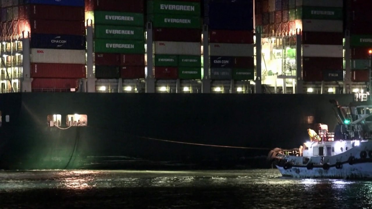 El canal de Suez no logra desencallar el 'Ever Given' e investiga si se trató de un "error humano"