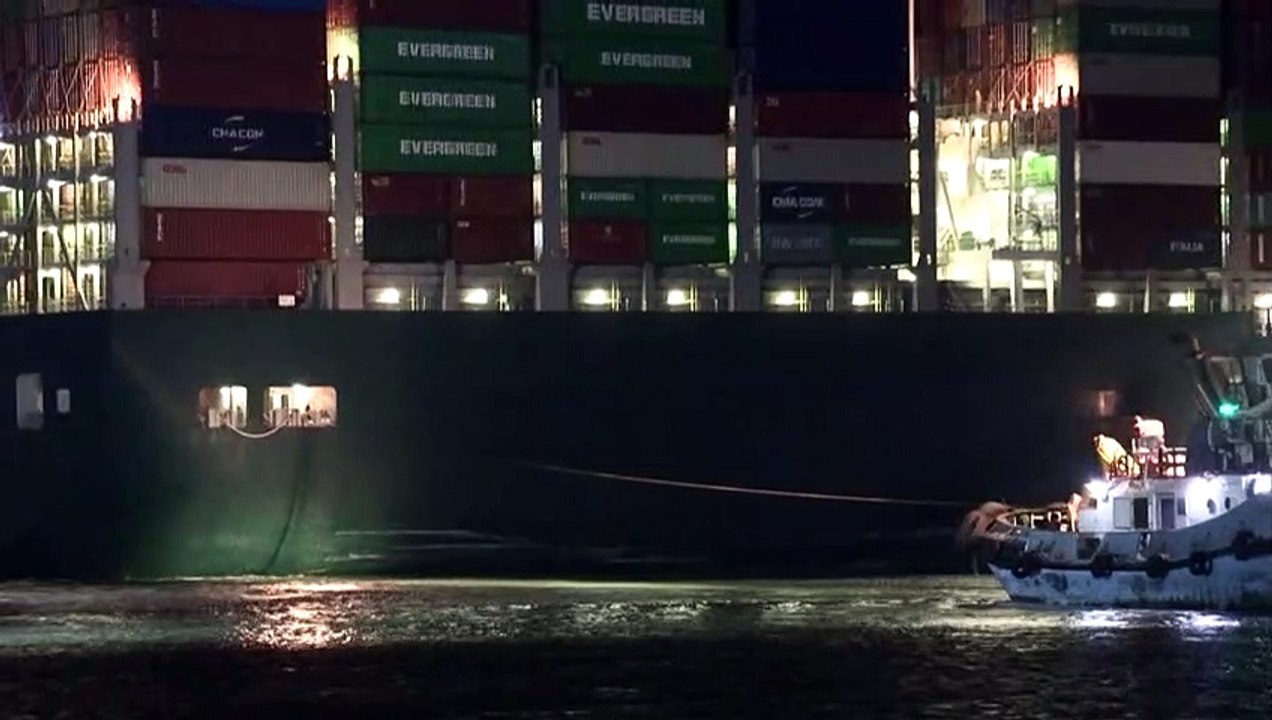 Problemfrachter 'Ever Given' sitzt weiter fest