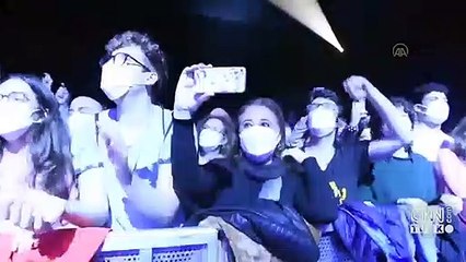 İspanya'da 5 bin kişi mesafesiz konsere katıldı