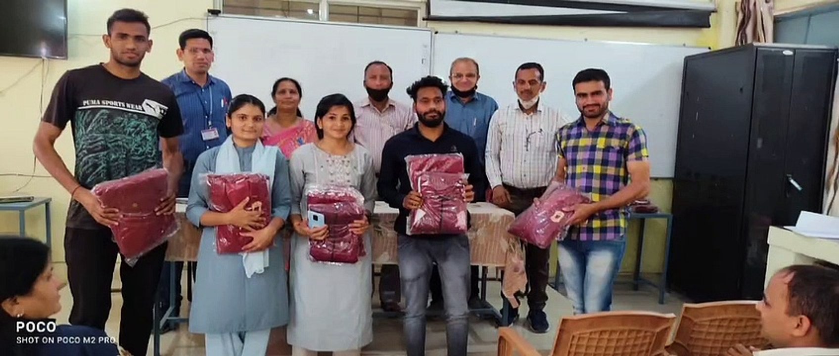 शासकीय जेएनएस महाविद्यालय में प्रतिभावान खिलाडियों को ट्रेकसूट वितरण
