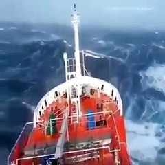 Geminin dev dalgalarla mücadelesi nefes kesiyor!