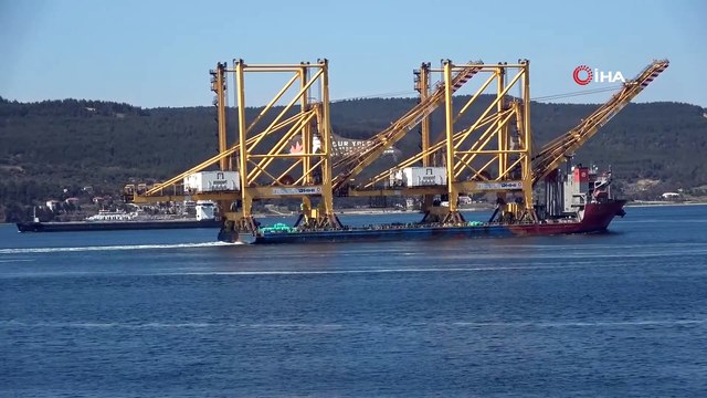 Liman vinci taşıyan gemi Çanakkale Boğazı’ndan geçti