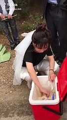 Mệt mỏi vì lấy chồng xa, cô dâu vẫn xinh bất chấp