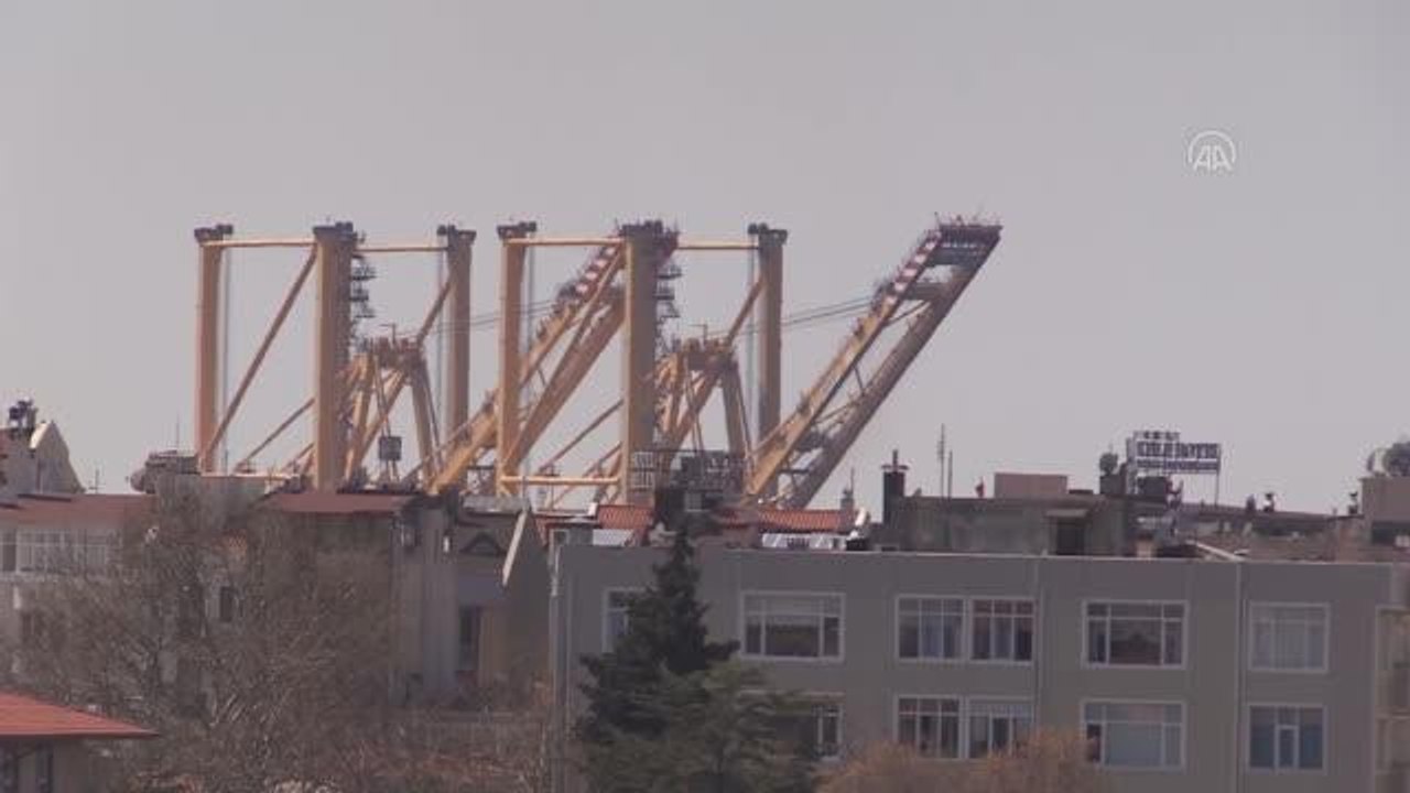 ÇANAKKALE - Büyük liman vinci taşıyan geminin Çanakkale Boğazı'ndan geçişi başladı