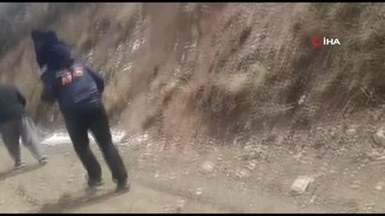 Son dakika haber... Mahsur kalan çocukları sırtlarında taşıyarak kurtardılar