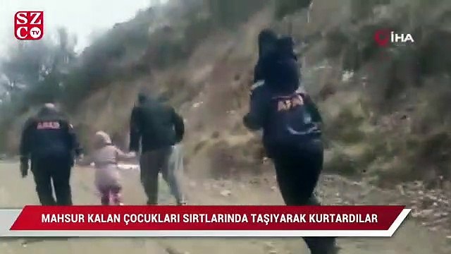 Mahsur kalan çocukları sırtlarında taşıyarak kurtardılar