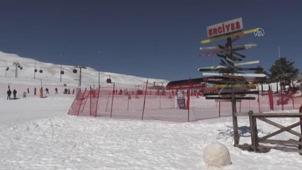 Erciyes'te konaklayan kayakseverler, kısıtlama nedeniyle boş kalan pistlerin keyfini çıkardı