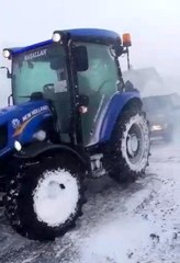 Aracıyla tipide mahsur kalan şahsı köylüler kurtardı