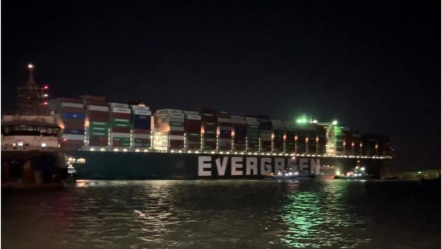 Süveyş Kanalı'nı tıkayan geminin hareket etmesi için çalışmalar sürüyor