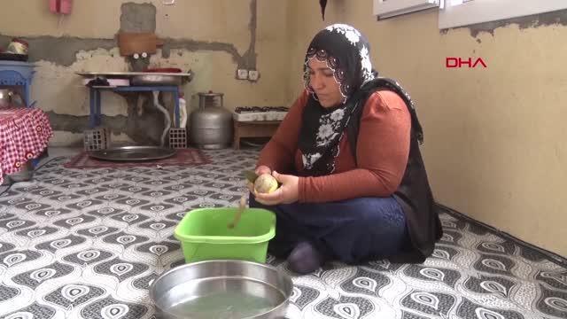 MERSİN Kucaklarında çocukları ile okuma yazma öğreniyorlar