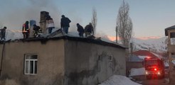 Son dakika haber: Yüksekova'da yangın çıkan ev kullanılamaz hale geldi
