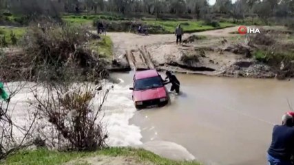 Araçlarıyla çayda mahsur kalan iki kişi kurtarıldı