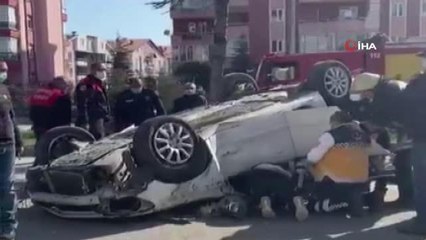 Kontrolden çıkan otomobil, orta refüje çarpıp ters döndü: 1 yaralı