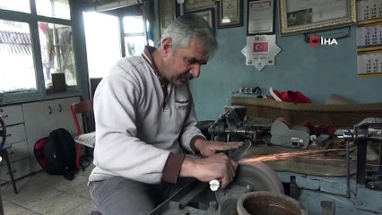 Türkiye’deki Birkaç Ustadan Biri, Yaptığı Bıçaklar Çiviyi Kesebiliyor