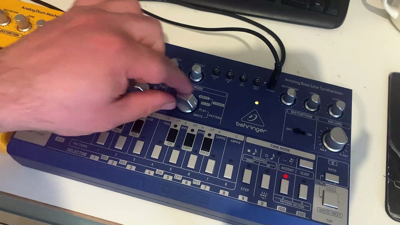 Behringer TD3 Programming a Sequence/Accent/Slide/up down