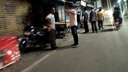 आठ बजे बाद बंद हुई दुकान है सूना दिखा बाजार