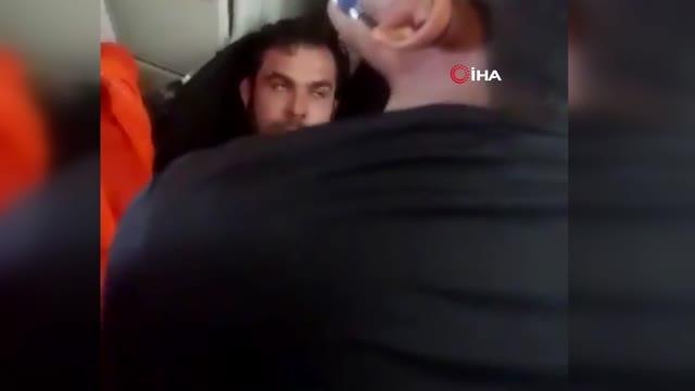 Uçuş sırasında bir yolcu uçağın acil çıkış kapısını açmaya çalıştı