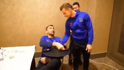 Başakşehir'de Fredrik Gulbrandsen, Türkiye'nin Norveç zaferinden sonra takım arkadaşlarına çay servisi yaptı