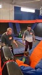 Quand tu fais du trampoline avec papa : danger