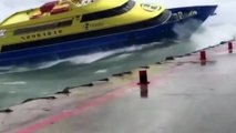 Pas facile d'amarrer un bateau en pleine tempête