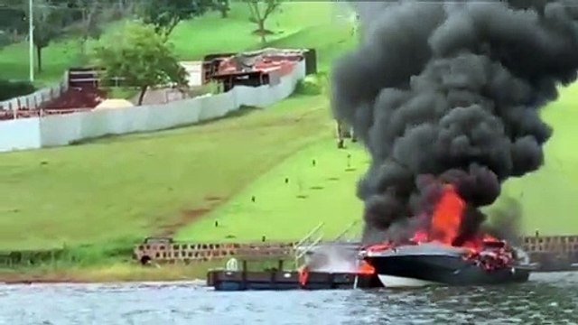 Lancha fica destruída ao pegar fogo nas Marinas de Boa Vista