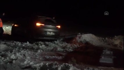 Kar nedeniyle aracıyla yolda mahsur kalan Meksikalı aile kurtarıldı