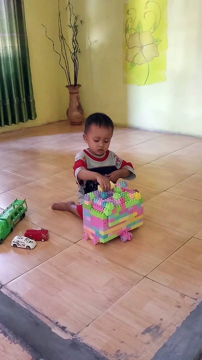 Ahi Bocah Kecil Bisa Nyusun Mainan Lego - Mei 2019