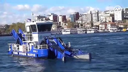 Deniz yüzeyinde 140 kamyon çöp toplandı