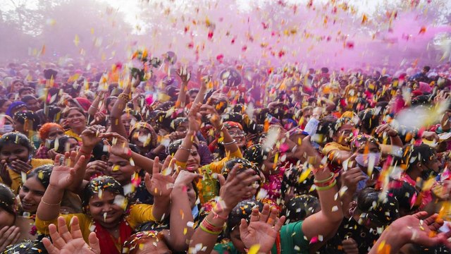 Devotees gather in Vrindavan & Mathura on occasion of Holi