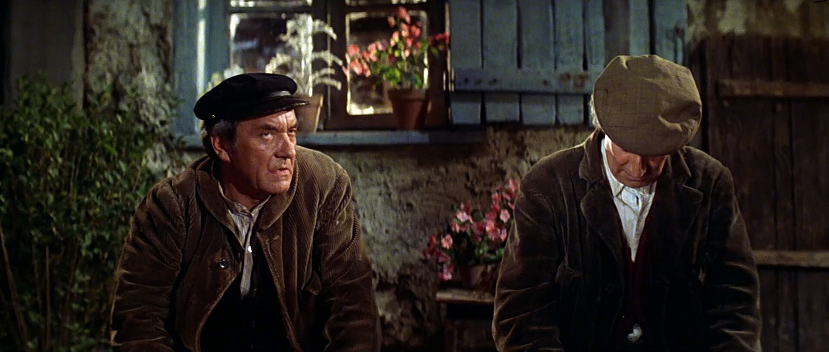 LA SOUPE AUX CHOUX - Extrait du film  - Louis de Funès et Jean Carmet pètent et provoquent la foudre!