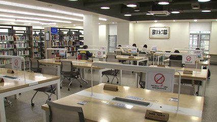 현행 거리두기 2주 연장...경기장·도서관 등 음식 섭취 금지 / YTN
