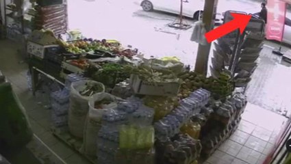 Yol üstüne park eden aracı çalmak istedi, içindeki çocuğu fark etmedi