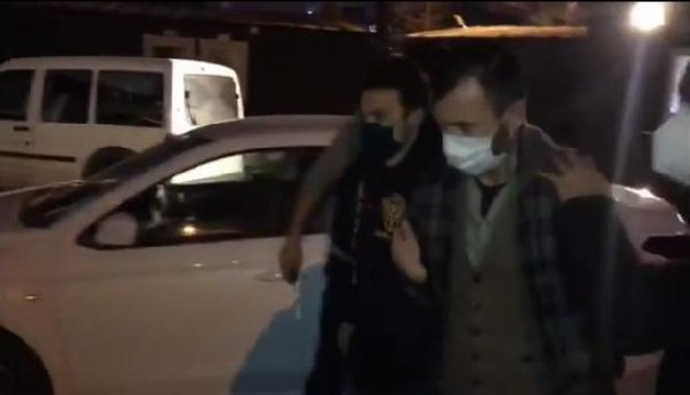 ÜMRANİYE'DE ATM'LERE KART KOPYALAMA DÜZENEĞİ YERLEŞTİREN ŞÜPHELİ YAKALANDI
