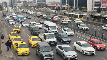 İstanbul yeni haftaya trafik yoğunluğuyla başladı