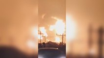 Petrolera estatal indonesia trata de controlar un incendio en una refinería