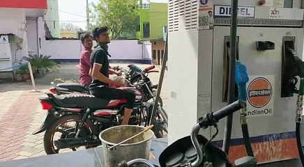 पेट्रोल पंप पर नहीं हो रहा मास्क लगाने के निर्देशों का पालन