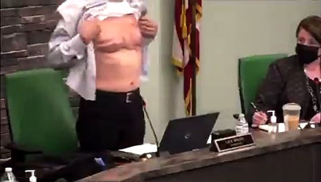 Vatanseverliğinin sorgulandığını söyleyen Asya kökenli yetkili, gömleğini çıkarıp savaş yaralarını gösterdi