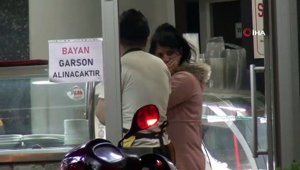 Kızıyla yaşayan kadına bıçaklı ve kanlı çarşafla ölüm tehdidi