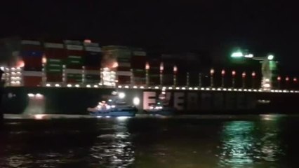 Los remolcadores logran desencallar el carguero que bloqueaba el Canal de Suez